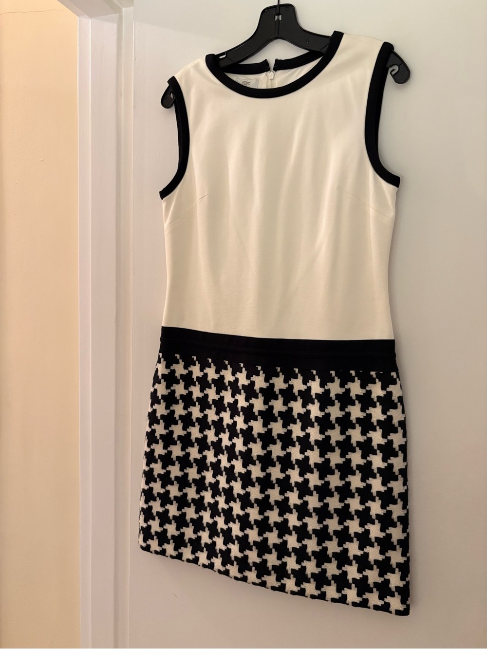 Suzi Chin Black & White Sleeveless Houndstooth Shift Dress